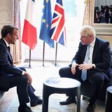 Boris Johnson se seel s francouzsk prezidentem Emanuelem Macronem.