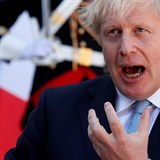 Britsk premir Boris Johnson se oste pustil do migrant.