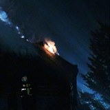 Požár nahlásili hasičům zhruba ve dvě hodiny ráno.