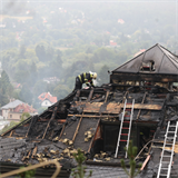 Krejčířova vila v Černošicích byla poničena požárem, který zachvátil střechu.