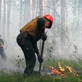 Sibiřské požáry se šíří i kvůli nedostatku hasičů, bojovat s ohněm tak musí už...