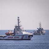 Ostrov Lampedusa je neustále v obležení lodí s migranty. Open Arms tu strávila...