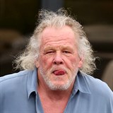 Nick Nolte je vesel a mlsn kopa.