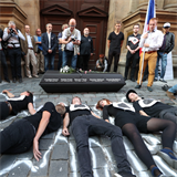 Před vrata sídla KSČM organizátoři položili rakev se jmény obětí protestů před...