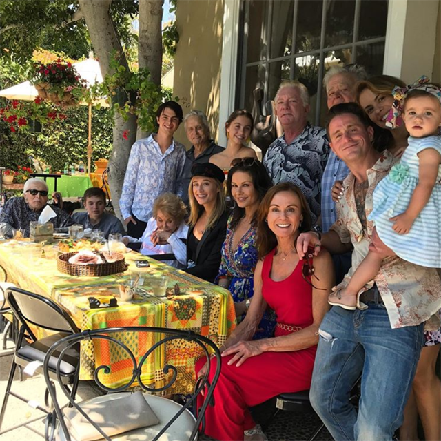 Klan Douglasov�ch u jednoho stolu