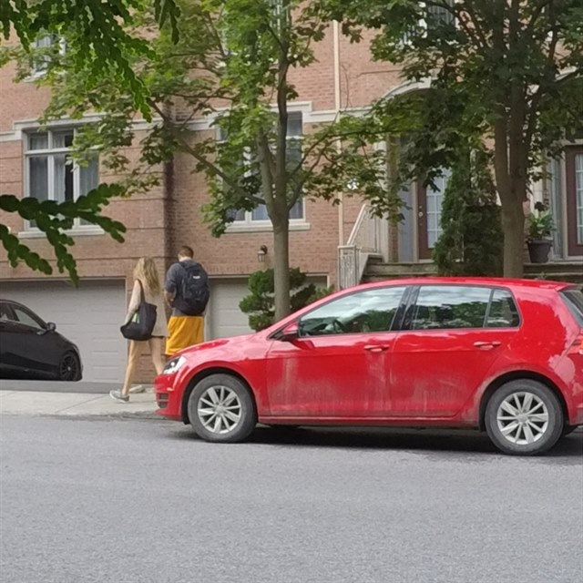 Lucie Vondrkov a Tom Zonyga v Kanad ped jejm domem.