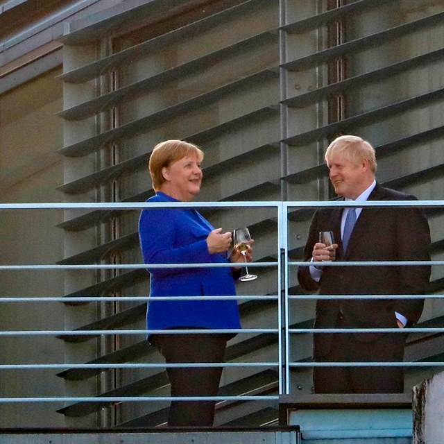 Boris Johnson se setkal s Angelou Merkelovou. Byli sam vtpek a dolo i na...