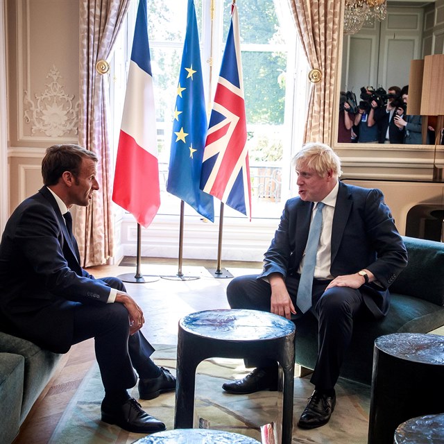 Boris Johnson se seel s francouzsk prezidentem Emanuelem Macronem.