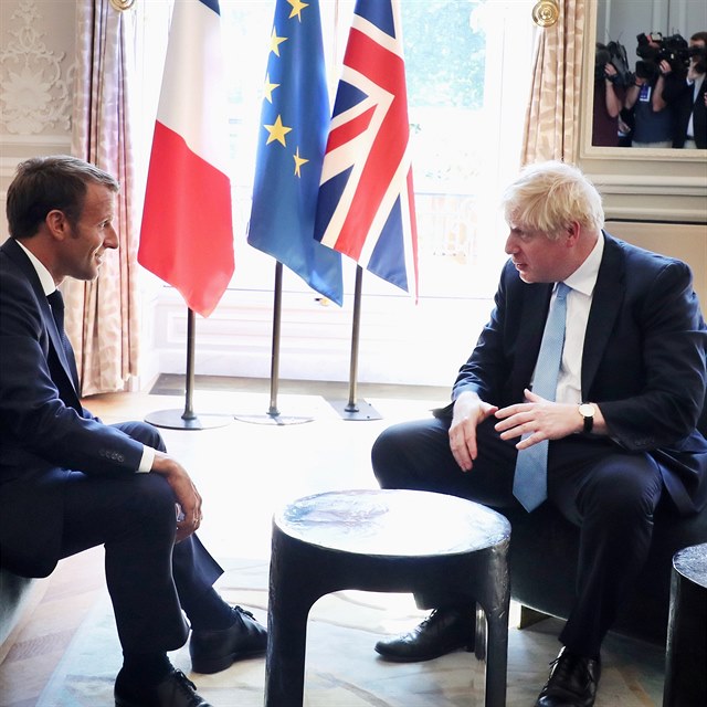 Boris Johnson se seel s francouzsk prezidentem Emanuelem Macronem.