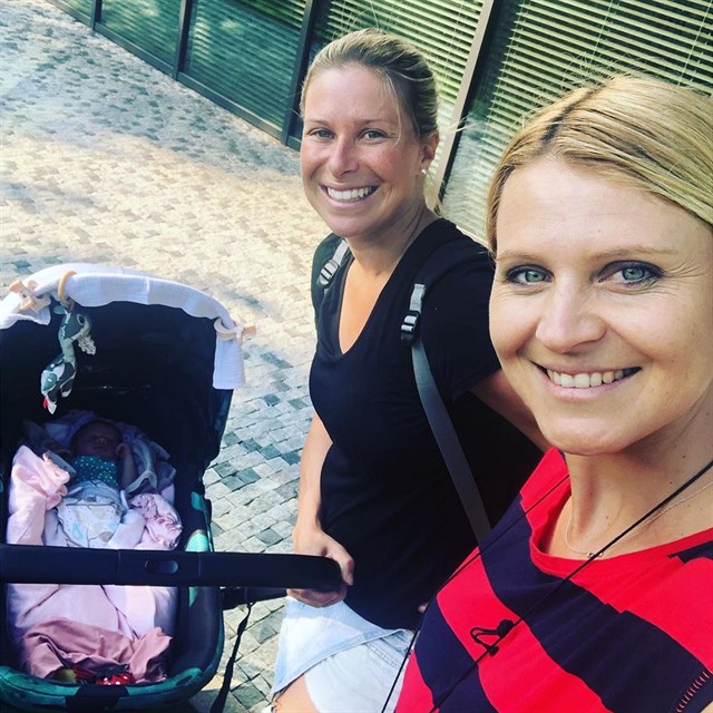 Lucie afov u netrpliv vyhl miminko. Zatm si dola pro pr rad ke kamardce Andree Sestini Hlavkov!