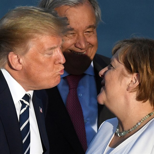 Donald Trump bhem hromadnho focen na summitu G7 zulbal nmeckou kanclku...