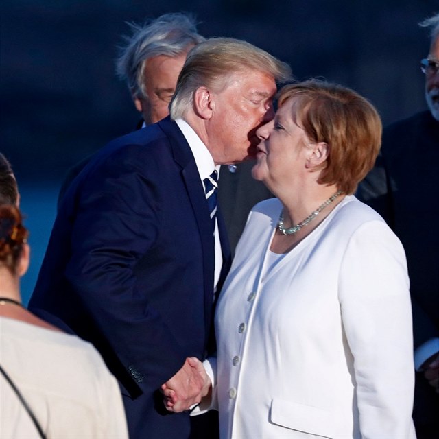 Donald Trump bhem hromadnho focen na summitu G7 zulbal nmeckou kanclku...
