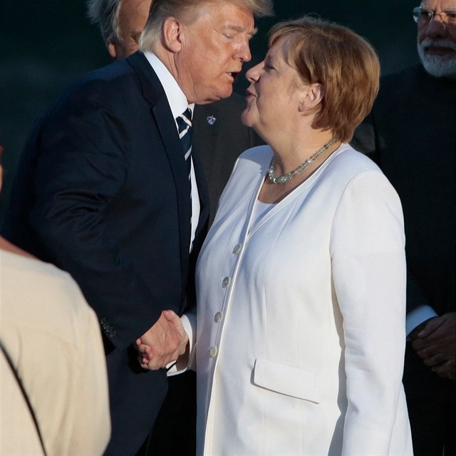 Donald Trump bhem hromadnho focen na summitu G7 zulbal nmeckou kanclku...