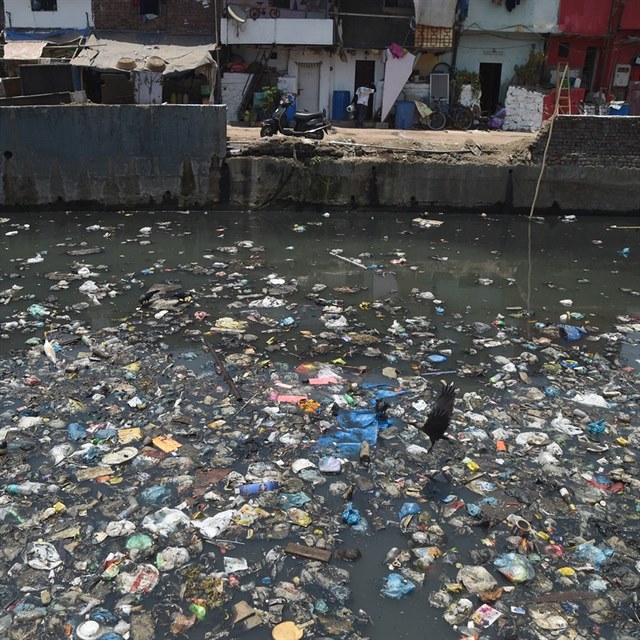 Indie je nejen tovrnou na sklenkov plyny, ale i plastov odpad.