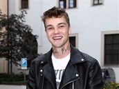 Mikolas Josef si nechal na krk vytetovat jména svých rodi a piznal, e randí...