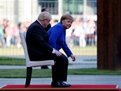 Boris Johnson se setkal s Angelou Merkelovou. Byli samý vtípek a dolo i na...