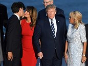 Donald Trump bhem hromadného focení na summitu G7 zulíbal nmeckou kancléku...