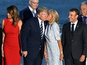 Donald Trump bhem hromadného focení na summitu G7 zulíbal nmeckou kancléku...