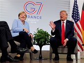 Donald Trump bhem hromadného focení na summitu G7 zulíbal nmeckou kancléku...