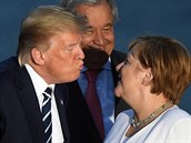 Donald Trump bhem hromadného focení na summitu G7 zulíbal nmeckou kancléku...