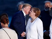 Donald Trump bhem hromadného focení na summitu G7 zulíbal nmeckou kancléku...