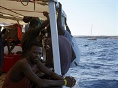 Migranti na lodi Open Arms ekají na lepí zítky.