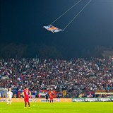 Vlajka Velk Albnie nad stadionem v Blehradu.