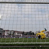 První problém: Tomáš Vaclík inkasuje v Kosovu úvodní gól.
