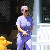 Katy Perry ve fialovm kompletu vyrazila do ulic Los Angeles.