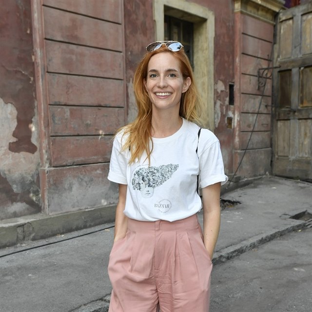 Hana Vagnerov sladila outfit s barvou omtky na prask Invalidovn.