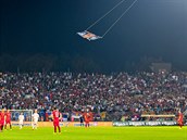 Vlajka Velké Albánie nad stadionem v Blehradu.