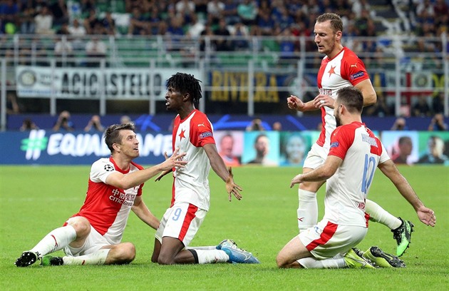 Fotbalová Slavia vstoupila do Ligy mistr remízou na stadionu Interu Milán....
