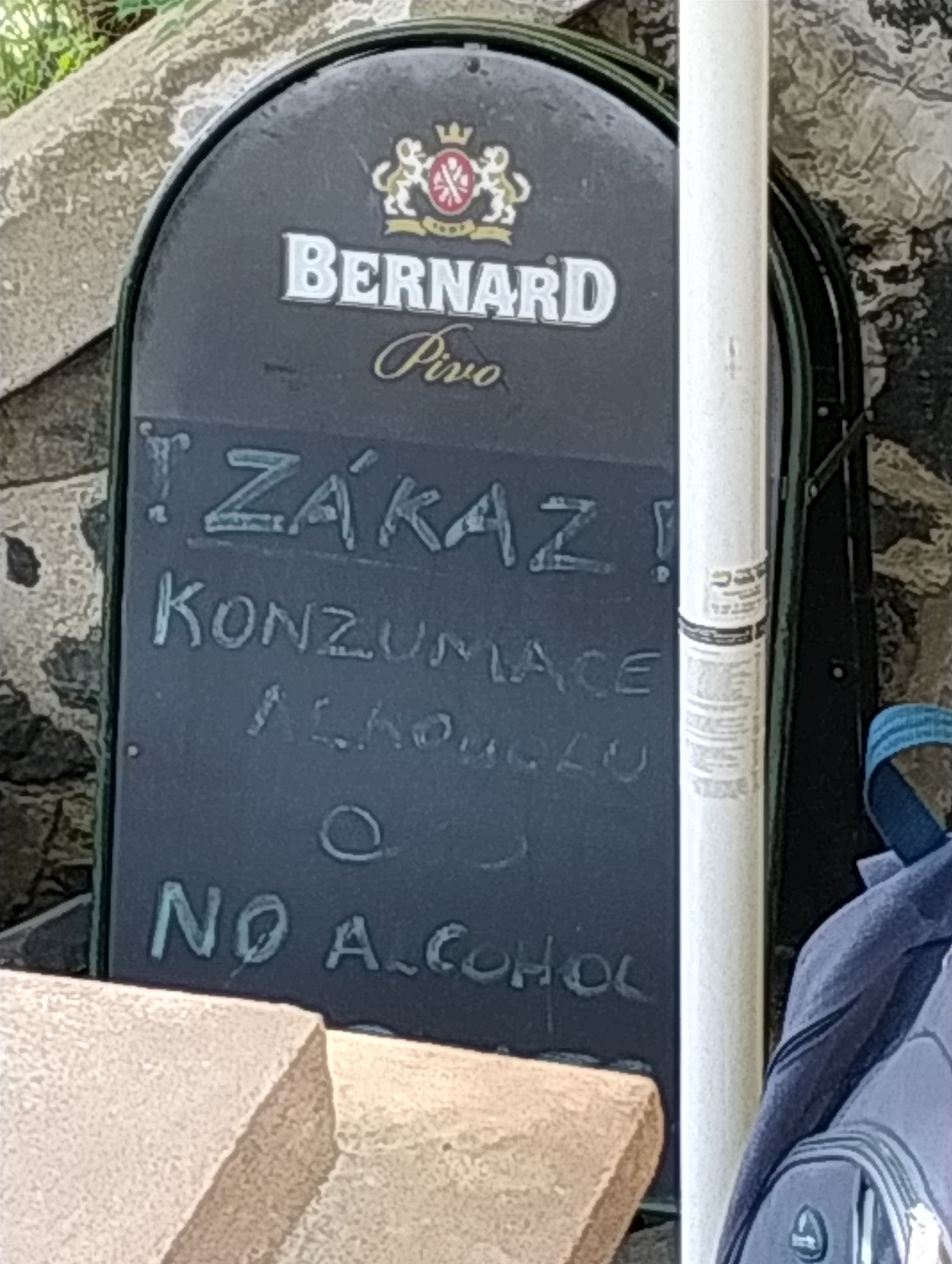 Na lapadlech se nesm konzumovat alkohol. Hned vedle je ale restaurace, kter...