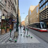 Koloběžky Lime jsou všude po Praze - parkující uprostřed chodníku, v koších i...