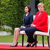 Angela Merkelová na tom zjevně stále není dobře. Při hymně stále musí sedět!