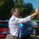 Robert Jašków fakt, že si novináři nefotili jeho, ale spíš nové vozy Škoda Kamiq, přijal jako muž.