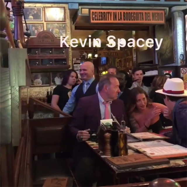 Kevin Spacey si takto uval v Praze.