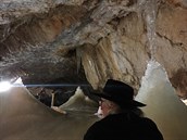 Juraj Jakubisko v jeskyni, ve které chtl údajn pustit toxický kou.