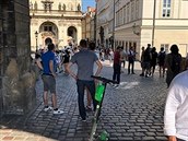 Kolobky Lime jsou vude po Praze - parkující uprosted chodníku, v koích i...