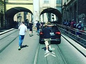 Kolobky Lime jsou vude po Praze - parkující uprosted chodníku, v koích i...