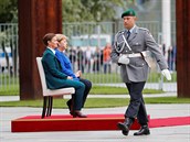 Angela Merkelová na tom zjevn stále není dobe. Pi hymn stále musí sedt!