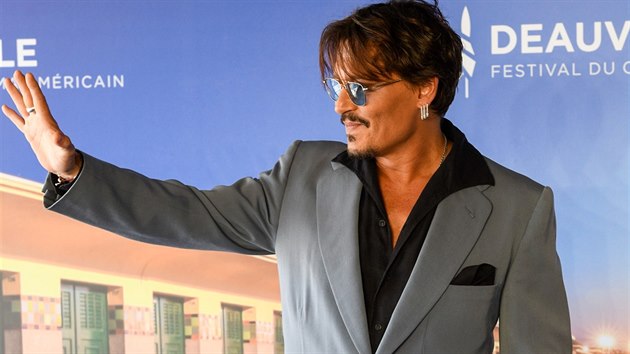 Z Johnnyho Deppa je op�t takový �vihák, jak jsme na n�j zvyklí. To o Amber...