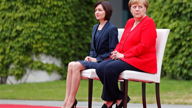 Angela Merkelová s ministryní obrany Annegret Krampovou-Karrenbauerovou: Jak asi vysvtlí fakt, e na klimatický summit OSN letlo pt nmeckých státník tymi letadly?