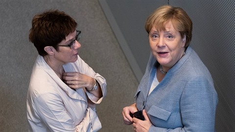 Angela Merkelová s ministryní obrany Annegret Krampovou-Karrenbauerovou: Jak asi vysvtlí fakt, e na klimatický summit OSN letlo pt nmeckých státník tymi letadly?