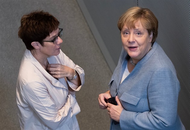 Angela Merkelová s ministryní obrany Annegret Krampovou-Karrenbauerovou: Jak asi vysvtlí fakt, e na klimatický summit OSN letlo pt nmeckých státník tymi letadly?