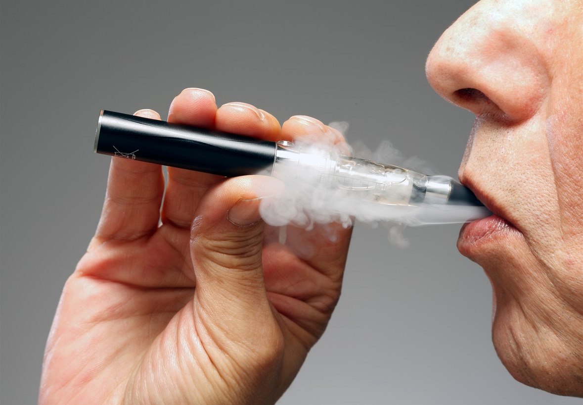 Spása, nebo zkáza? Užívání e-cigaret možná skrývá smrtelné nebezpečí. Co na  to lékařka? - Expres.cz