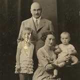Uniktn rodinn foto, bohuel sten pokozen  tatnek Vlastimil, o 3 roky...