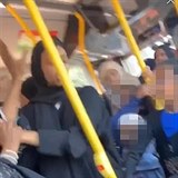 Žena v hidžábu rozpoutala melu v londýnském autobusu.