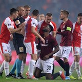 Sparan Benjamin Tetteh byl v derby vylouen po drsnm zkroku na Davida...