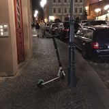 Kolobky Lime se vlej po cel Praze, lid na nich jezd po chodnku. Podle...